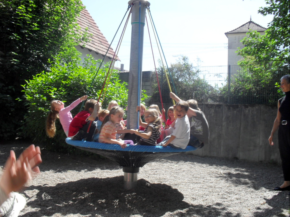 Einweihung des neuen Vogelnestkarusell