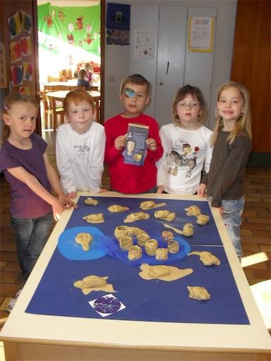 16 Schulanfänger unseres Kindergartens im Land der Kykladen.