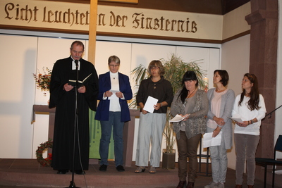 49 - F&uuml;rbitte mit Pfarrer Reibold und den Erzieherinnen der Kita Heide