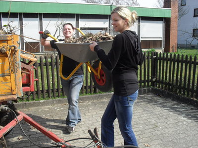 75 - Gartenaktion im Kindergarten Oberfeld